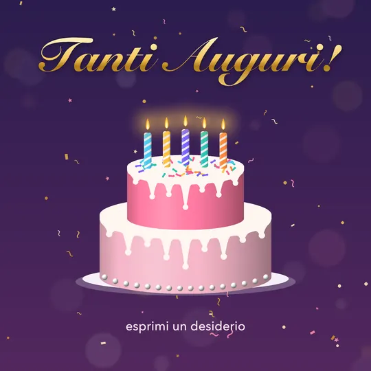 Torta rosa a due piani con glassa bianca e cinque candeline accese su sfondo viola, scritta dorata Tanti Auguri